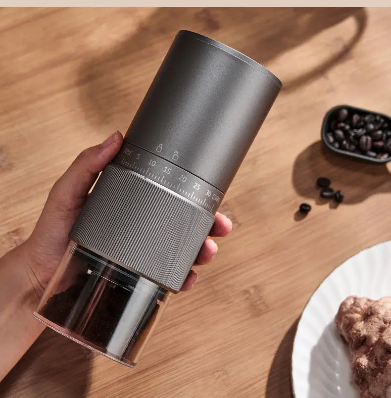 自動 Espresso Grinder 35 設定 USB- C 可充電: 生活方式咖啡設置中的灰色